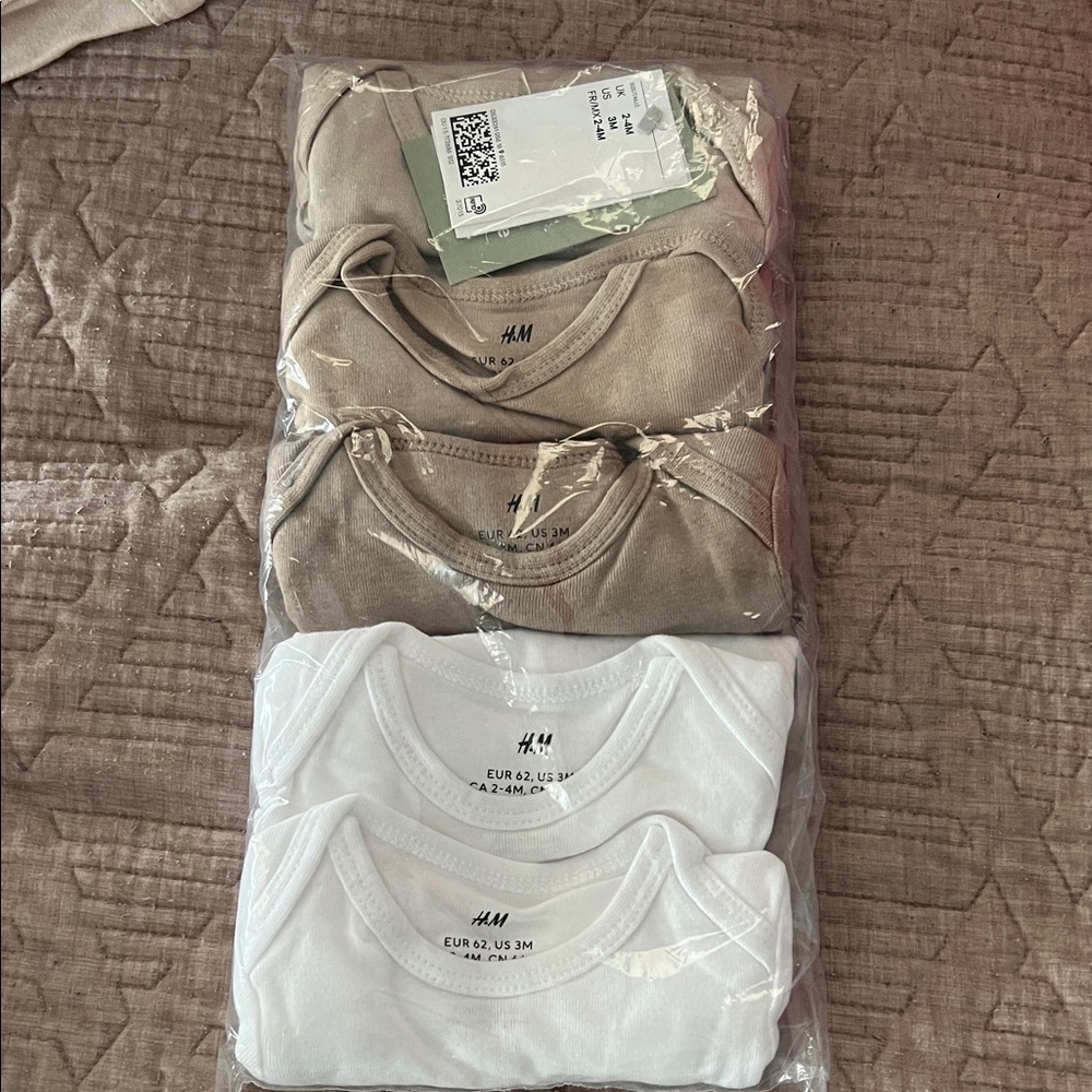 H&M Neutral and White Baby Bodysuit Pack